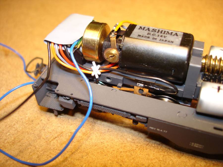 Der auf einem Elektrolytkondensator plazierte Decoder wurde soeben fixiert und...