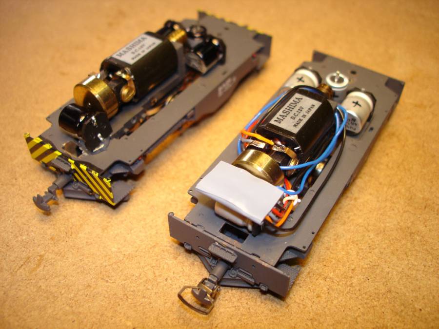 Zwischenetappe erreicht! Die fixen Elkos sind platziert und zum Teil schon
schwarz eingefärbt. Beim Modell rechts ist der Decoder im grauen Isolierband...