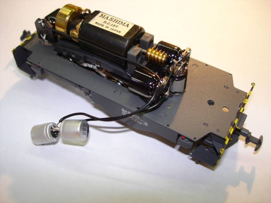 Alle sechs Elkos sind verkabelt. Total: 1290 MikroFarad (3x 100uF 25V, 3x 330uF... Alle sechs Elkos sind verkabelt. Total: 1290 MikroFarad (3x 100uF 25V, 3x 330uF...