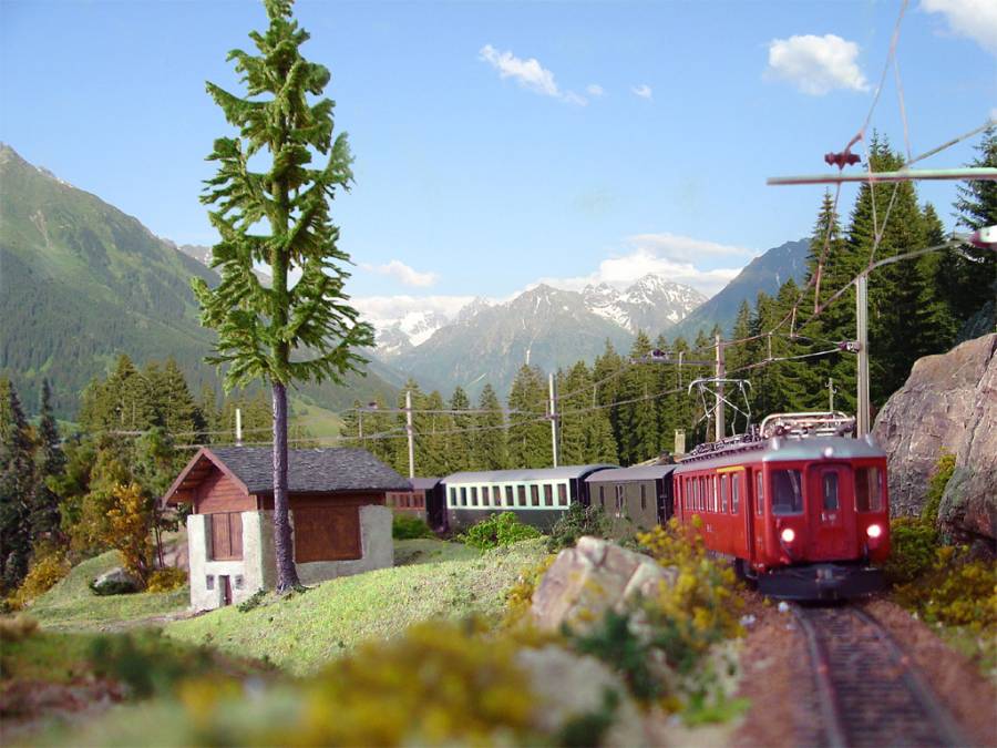 Ein Zug der RhB fährt über die Klubanlage