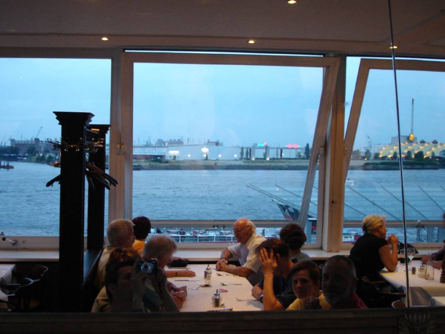 Nachtessen mit Ausblick auf den Hamburger Hafen