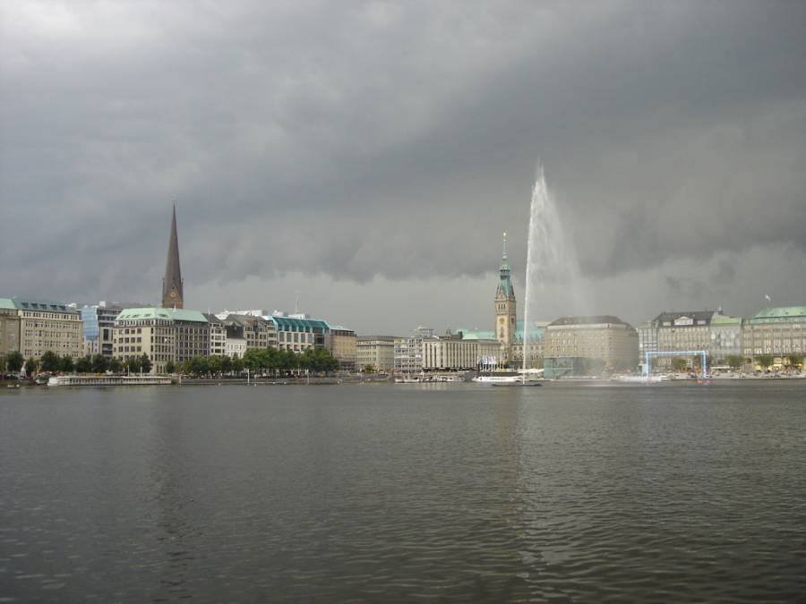 Ein Gewitter zieht über Hamburg auf