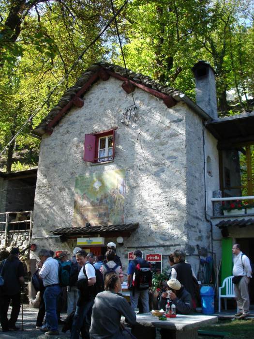 Aufmarsch zum Restaurant "La Grotta" in Cama.