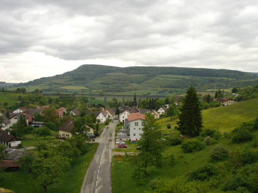 Das Dorf Epfenhof wird von der Bahn umrundet.