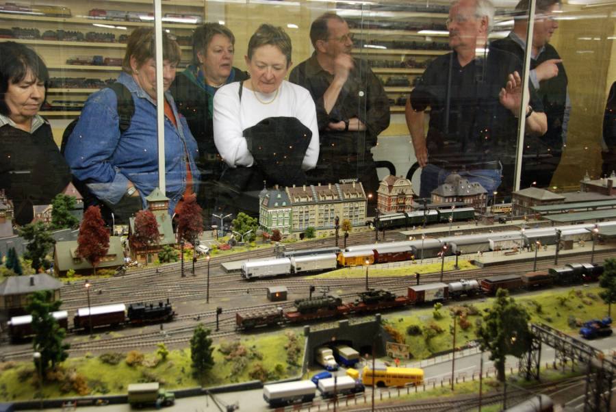 Nacher besuchen wir den Modelleisenbahnclub Flensburg, wo die Damen den
Hauptbahnhof der Anlage bestaunen, während Willy mit dem 1. Vorsitzenden...