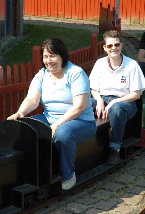 Das Mitfahren auf der Gartenbahn durch das Freigelände ist offenbar ein Plausch.