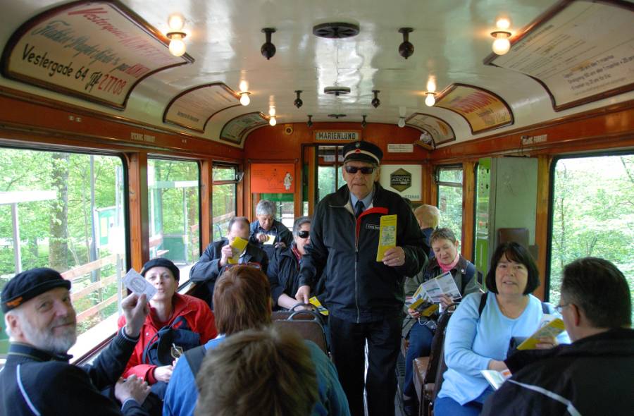 Der nächste Tag bringt einen Besuch des Trammuseums in Skjoldenæsholm ausserhalb
Kopenhagens. Das Schmalspur-Tram pendelt zwischen dem Parkplatz bzw. der...