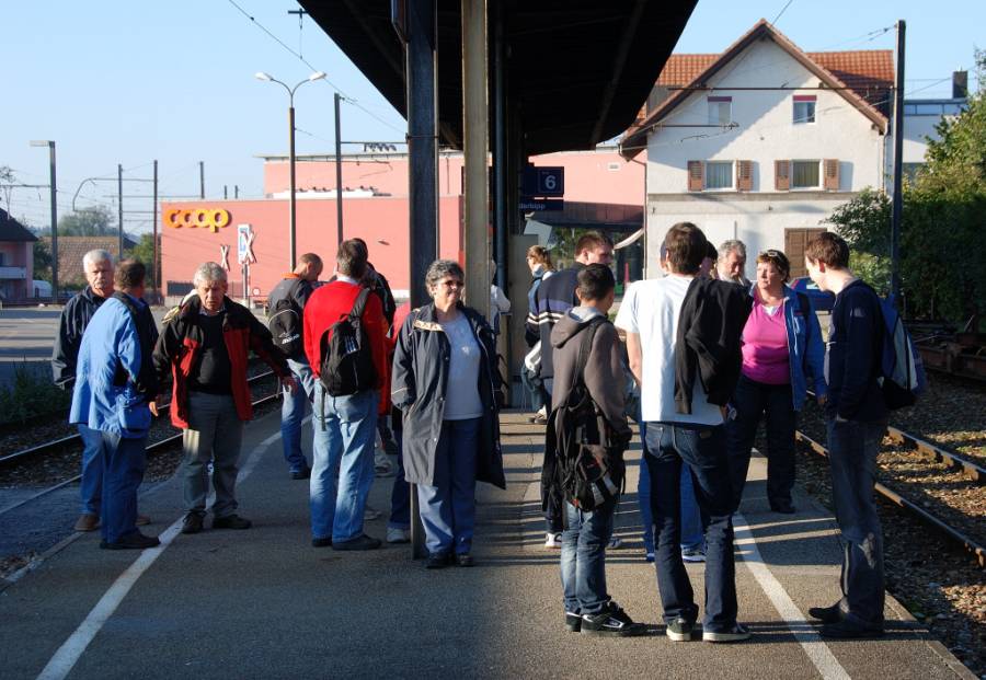 Nach der Fahrt über Läufelfingen  Olten sind wir in Niederbipp angekommen.
Während des Wartens auf das Bipperlisi können noch ASm Fahrzeuge studiert...