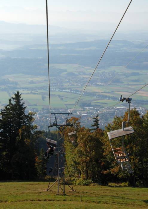 Auf der Fahrt mit der historischen Sesselbahn lässt sich die Aussicht auf die...