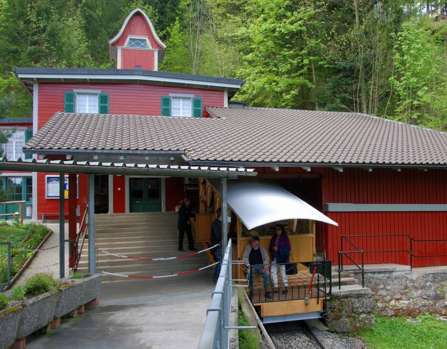 In der Zwischenstation Kälti steigen wir um, auf. . . . .