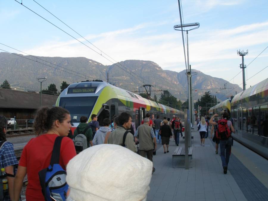  Meran und Bozen. Hier der Vintschger GTW und der FLIRT der Pustertal-Bahn in...