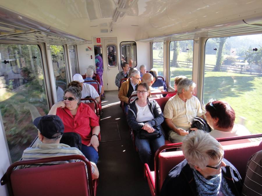 Mit der ehemaligen Trogenerbahn fahren wir nach Klobenstein.