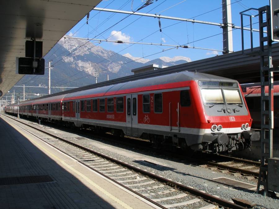 Beim Umsteigen in Innsbruck Richtung Arlberg - Schweiz, sehen wir noch einen
deutschen Pendelzug, der von Garmisch-Partenkirchen über die Karwendelbahn...