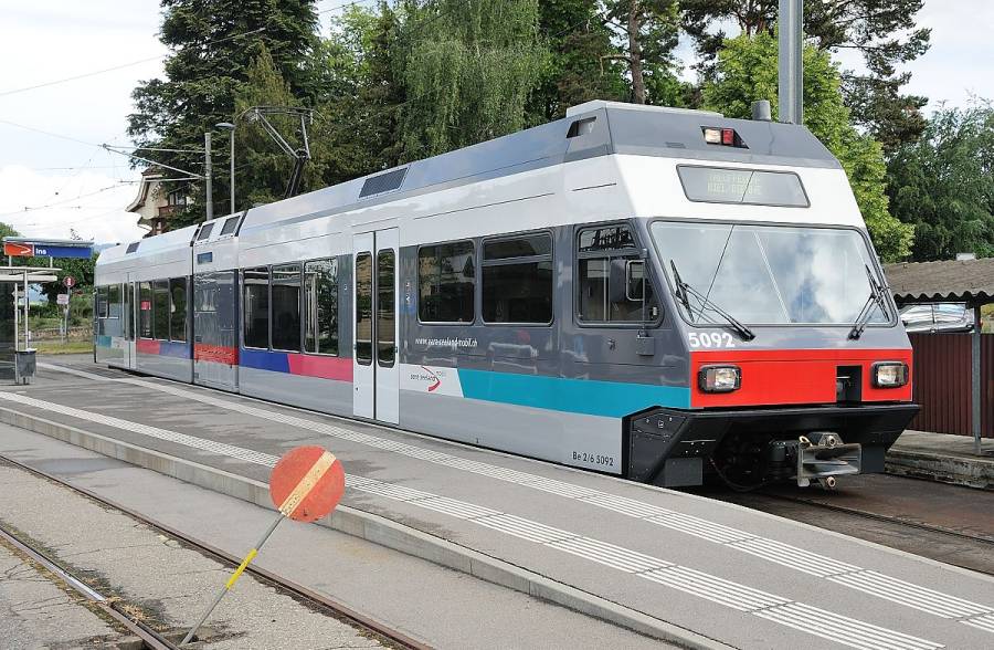 Via Olten sind wir nach Biel gefahren und weiter mit der Aare Seeland Mobil nach...