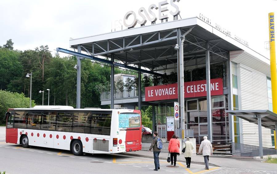 .. zur nahegelegenen Bus-Endhaltestelle der Linie 575 beim Einkaufszentrum...