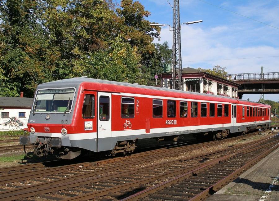 Ein 628 er Triebwagen fährt, Steuerwagen voraus, am Stellwerk vorbei in Lindau...