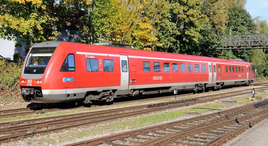 Der 612 er Neigetriebzug mit Namen und Wappen von Lindau erreicht seinen...