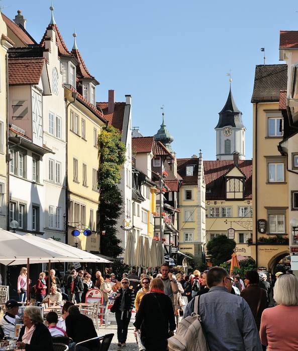 Der Aufenthalt wird genutzt für einen Bummel durch Lindaus belebtes Zentrum ..