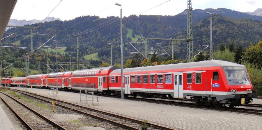 Solche gemischten ein- und doppelstöckige Pendelzüge fahren als Regionalzüge...