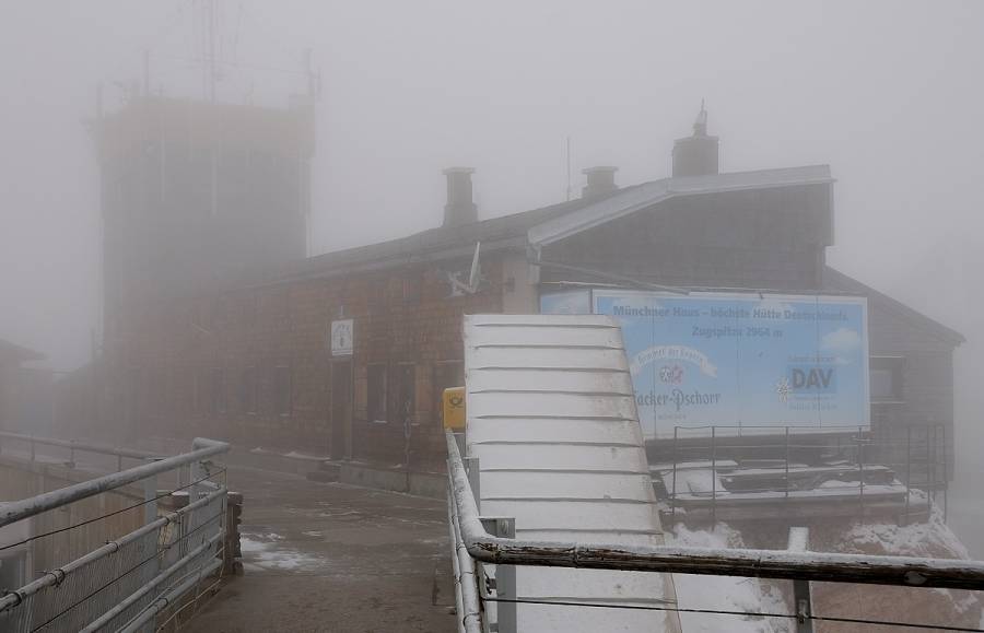 Auf der Zugspitze sind wir mitten in dichten Wolken. Das einzige, was Sonja...