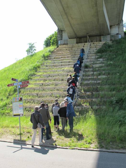 Der Aufstieg zur Brücke...