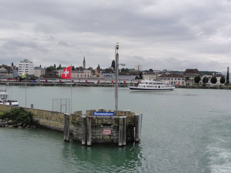 Mit der Fähre überqueren wir den Bodensee von Romanshorn nach Friedrichshafen.