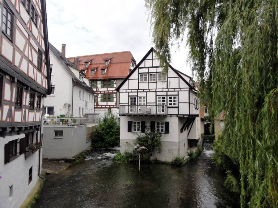 Durch die Altstadt von Ulm fliesst die Blau.