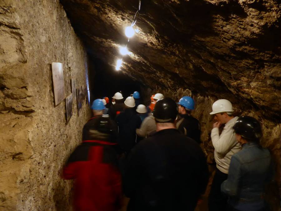 Die typisch schrägen Stollen in der konstant 8° kühlen Asphaltmine.