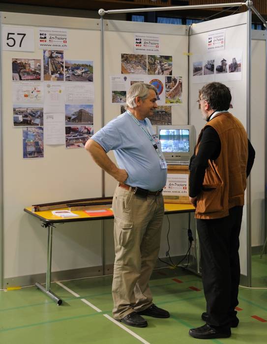 Fredy unterhält sich vor dem Info-Stand mit dem LOKI-Redaktor. Ob da wohl über...