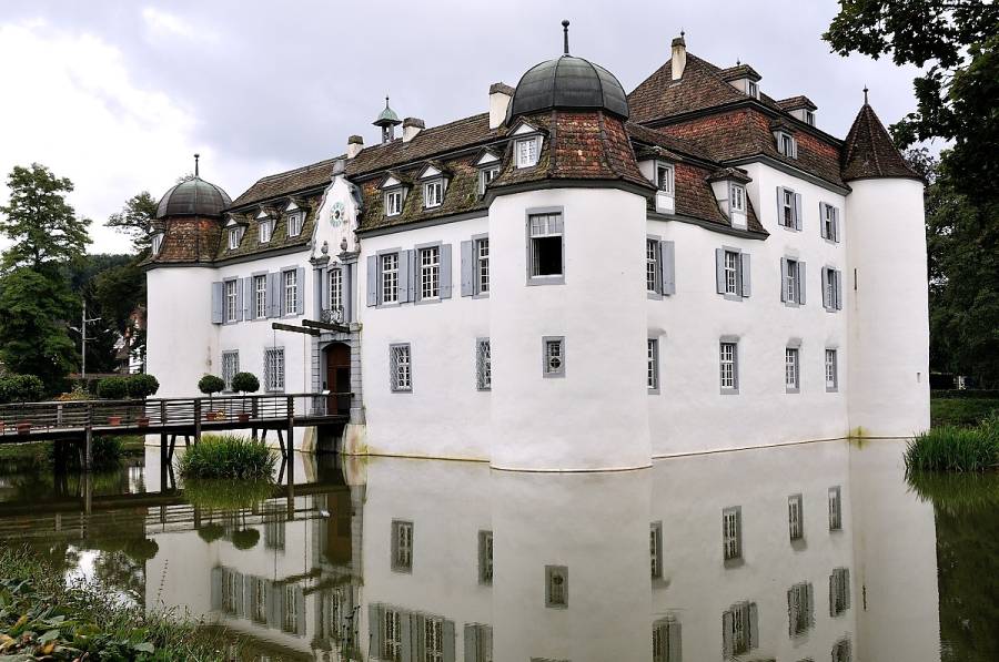 Im Wasserschloss Bottmingen ..