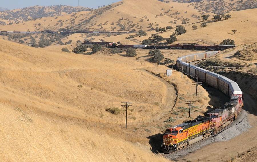 Der gemischte BNSF Güterzug schlängelt sich den Tehachapi Pass hinunter und
fährt gerade in den Tunnel 2 ein. Die Wagen auf der obersten Ebene gehören zu...