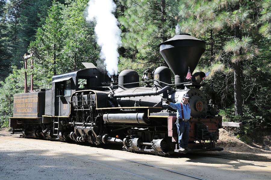 Die Shay Nr. 10 der Yosemite Mountain Sugar Pine Railroad beim Rangieren in Fish...