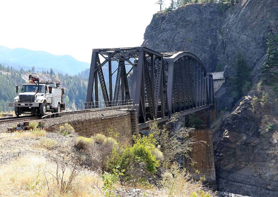 Cisco Bridges: Während bei der unteren Brücke ein Bautrupp der Canadian Pacific
anrückt, um Korrekturen an der Gleislage auszuführen ..  ----- © Markus Amport,...