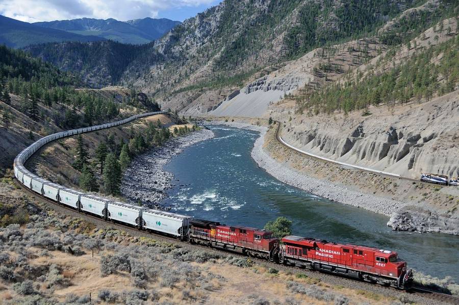 Oberhalb von Lytton folgt der bergwärtsfahrende CP Zug dem Thompson River. Auf
der gegenüberliegenden Seite fährt der Rocky Mountaineer auf seiner Fahrt nach...