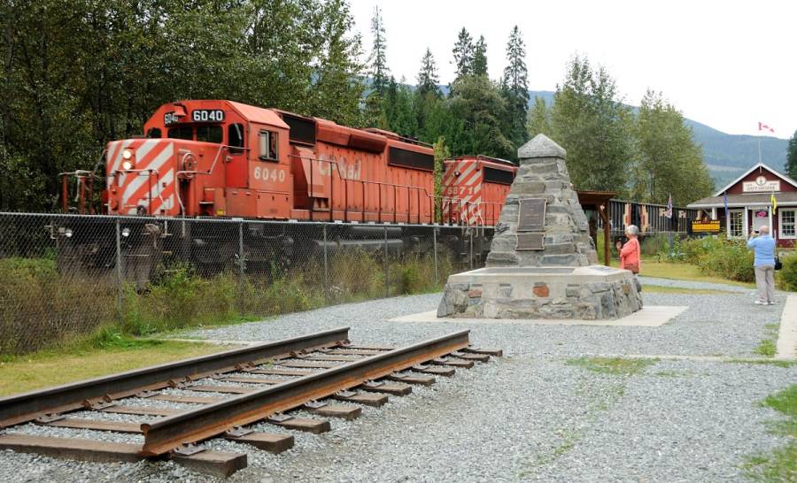 In Craigellachie wurden am 7. Nov. 1885 die Schienen vom Atlantischen zum
Pazifischen Ozean durch die Canadian Pacific zusammengeschlossen. Beim Denkmal
für den Last Spike begegnen uns zwei alte SD40-2.  ----- © Markus Amport, 21. 9....