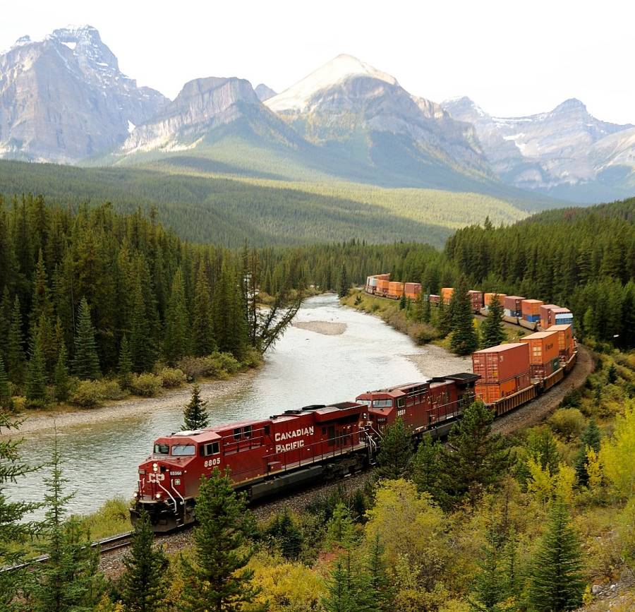 Der wesentlich bekanntere Blick in die Gegenrichtung zeigt uns einen ostwärts
fahrenden Containerzug. Er fährt entlang des Bow River talwärts. Leider war es...