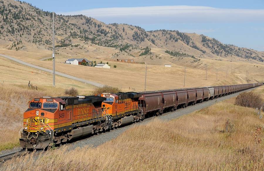 Ein BNSF Getreidezug kriecht auf der Ostseite den Bozeman Pass hinauf. Die
Zwischenloks sind an den Abgasen ganz am rechten Bildrand erahnbar.  ----- ©...